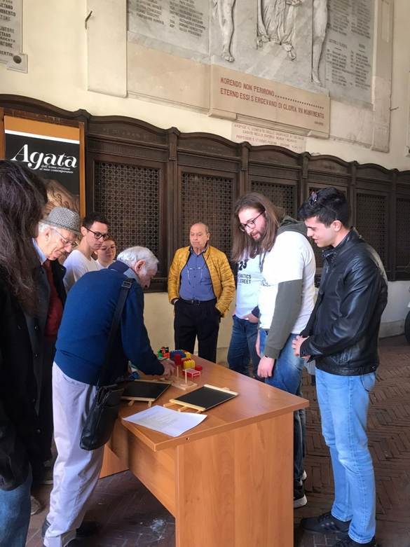 Immagine che contiene vestiti, persona, uomo, jeans

Descrizione generata automaticamente